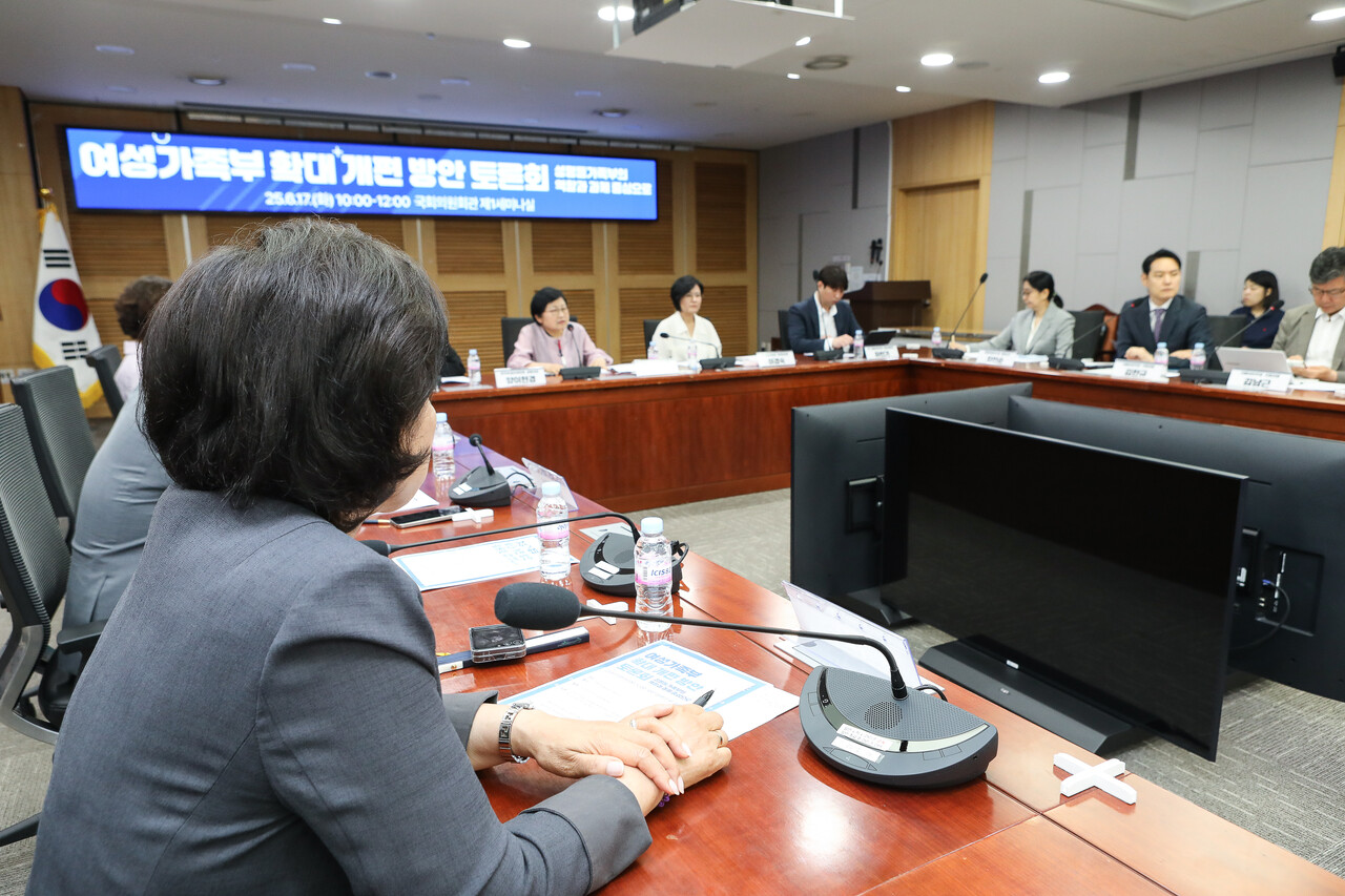 17일 서울 영등포구 국회의사당 국회의원회관 제1세미나실에서 ‘여성가족부 확대 개편 방안 토론회’가 열렸다. ⓒ손상민 사진기자