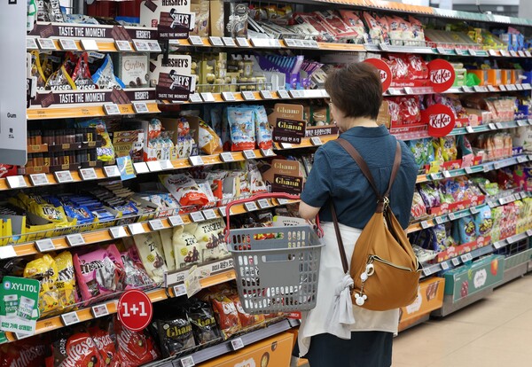 서울의 한 대형마트에서 고객이 상품을 보고있는 모습. ⓒ연합뉴스