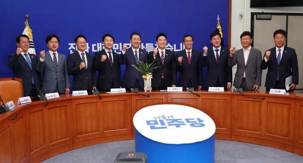 더불어민주당 김병기 당대표 직무대행 겸 원내대표를 비롯한 신임 원내대표단이 17일 서울 여의도 국회에서 대통령실 강훈식 비서실장과 우상호 정무수석을 접견하고 있다. 여성은 한 명도 보이지 않는다. ⓒ연합뉴스 