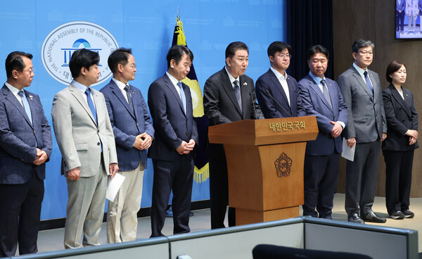 더불어민주당 김병기 신임 원내대표가 15일 서울 여의도 국회 소통관에서 원내대표단 인선을 발표하고 있다. 왼쪽부터 문금주 대변인, 김현정 대변인, 허영 정책수석, 문진석 운영수석, 김병기 원내대표, 박상혁 소통수석, 이기헌 비서실장, 김남근 민생부대표, 백승아 대변인. 원대 지도부 핵심 보직 9명 중 여성은 백승아 대변인이 유일하다. ⓒ연합뉴스 