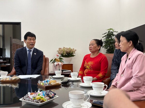 이 부의장은 19일 국회 부의장실에서 열린 베트남전 민간인 학살 피해 생존자 면담 자리에서 두 명의 응우옌티탄 씨를 만나 “미안하고 죄송하다”고 말했다ⓒ신다인 기자