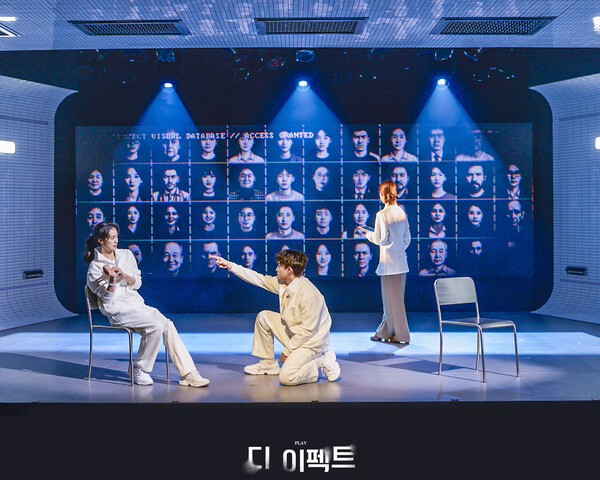 연극 ‘디 이펙트’ 무대 사진. ⓒ레드앤블루