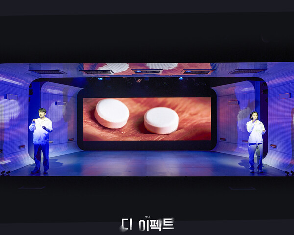 연극 ‘디 이펙트’ 무대 사진. ⓒ레드앤블루