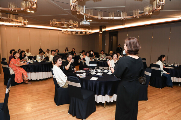 앙소영 변호사가 19일 서울 서초구 더리버사이드호텔에서 열린  제 79회차 윈문화포럼에서 강연하고 있다. ⓒ손상민 사진 기자