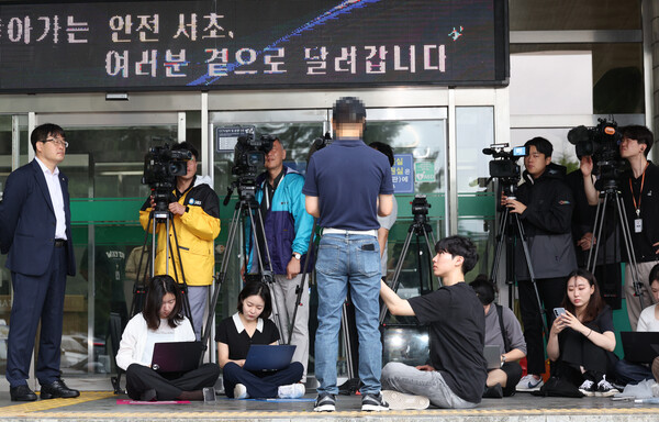 지난해 서울 강남역 의대생 살인 사건 피해자의 아버지가 20일 서울 서초경찰서에서 사체손괴 혐의로 가해자 최모씨를 고소한 뒤 기자회견을 하고 있다. 연합뉴스