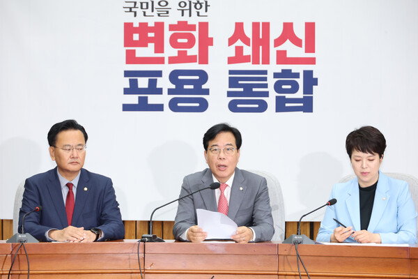 국민의힘 송언석 원내대표가 20일 서울 여의도 국회에서 열린 원내대책회의에서 발언하고 있다. 왼쪽부터 유상범 원내운영수석부대표, 송 원내대표, 김은혜 원내정책수석부대표. ⓒ연합뉴스