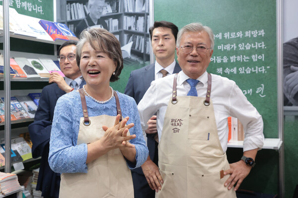 문재인 전 대통령 부부가 18일 서울 강남구 삼성동 코엑스에서 열린 2025 서울국제도서전에서 평산책방을 찾은 독자들과 인사하고 있다. ⓒ연합뉴스