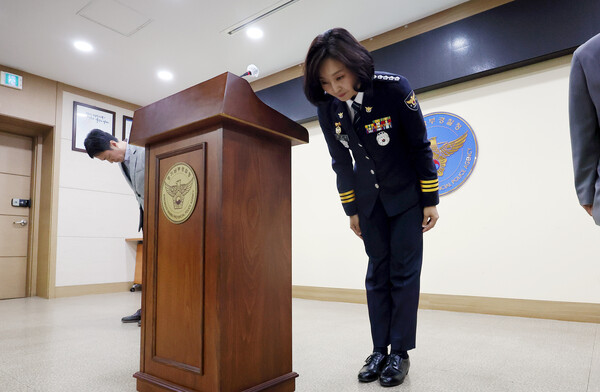 강은미 경기 화성동탄경찰서장이 5월 28일 오후 경기 수원시 경기남부경찰청 제2회의실에서 이른바 '동탄 납치살인' 사건에 대해 공식 사과의 입장을 밝히며 피해자 및 유족에 대해 고개를 숙이고 있다. ⓒ연합뉴스