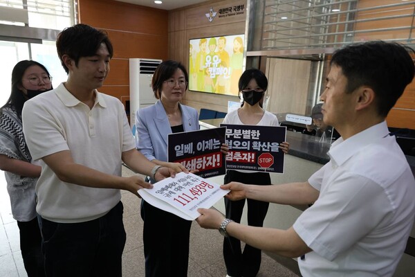 기자회견이 끝난 뒤 참가자들이 대통령실에 서명부와 정책 보고서를 전달하고 있다. ⓒ진보당 