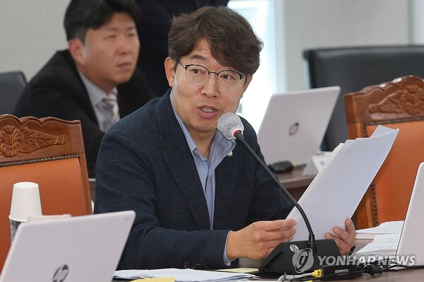 최기상 의원( 더불어민주당, 서울 금천)이 교제폭력을 스토킹 범죄로 규정할 수 있도록 하는 「스토킹범죄의 처벌 등에 관한 법률」 개정안을 19일 대표 발의했다. ⓒ연합뉴스