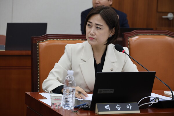 원내대변인 백승아 의원은 17년의 초등 교사 출신으로 오랫동안 교사 노조 활동을 해왔다. ⓒ백승아 의원실