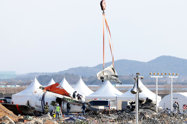 지난 1월 15일 오전 제주항공 참사 현장에서 소방대원 등 조사 당국 관계자들이 기체 잔해를 수습하고 있다. ⓒ연합뉴스
