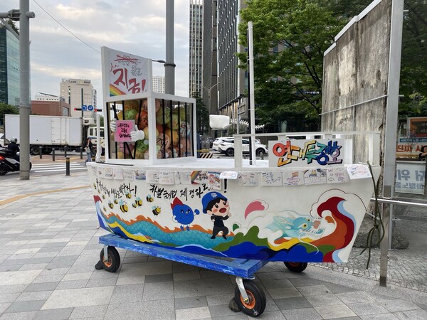 김형수 금속노조 거통고지회 지회장이 고공농성 97일 만인 지난 19일 오후 서울 중구 한화오션 본사 앞에서 농성을 중단하고 지상에 내려왔다. 이날 오후 같은 장소에서 거통고지회 투쟁승리문화제가 열렸다. ⓒ정보라 작가 제공