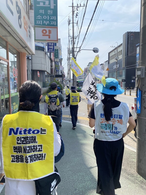 6월 1일 김진숙 동지의 제안으로 경북 구미역에서 한국옵티칼하이테크 공장까지 작은 희망뚜벅이를 했다. ⓒ정보라 작가 제공