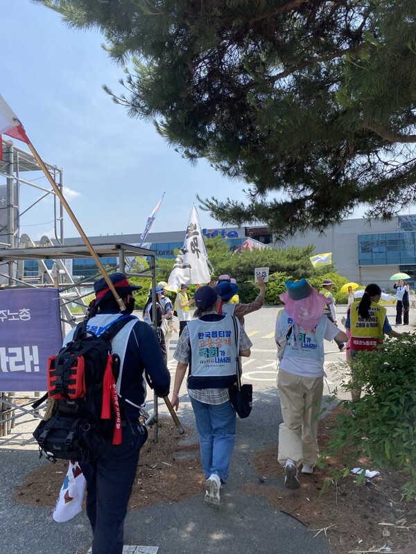 6월 1일 김진숙 동지의 제안으로 경북 구미역에서 한국옵티칼하이테크 공장까지 작은 희망뚜벅이를 했다. ⓒ정보라 작가 제공