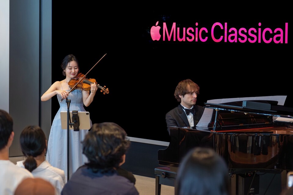 바이올리니스트 김봄소리가 지난 23일 서울 중구 애플 명동에서 새 앨범 발매 기념 라이브 연주를 선보였다.  ⓒ애플 제공