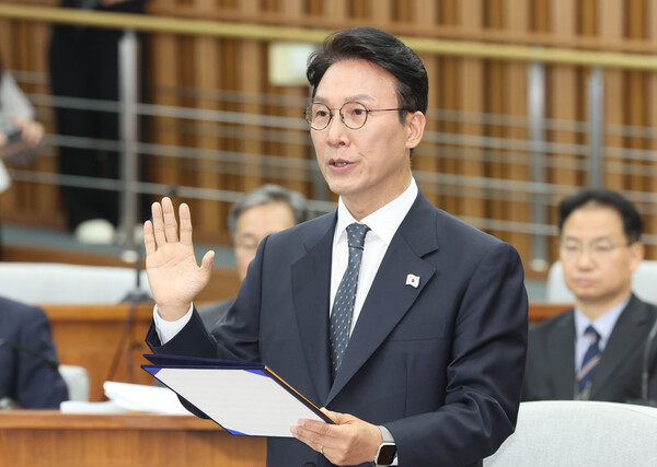 김민석 국무총리 후보자가 24일 서울 국회에서 열린 인사청문회에서 선서하고 있다. ⓒ연합뉴스