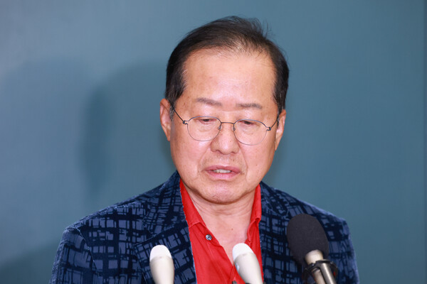 홍준표 전 대구시장이 지난 17일 인천국제공항 제1여객터미널을 통해 귀국, 취재진과 인터뷰하고 있다. ⓒ연합뉴스