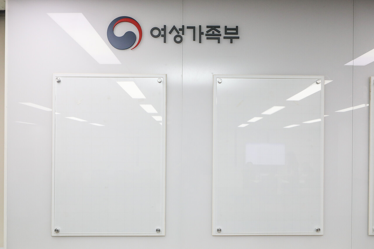 서울 종로구 정부서울청사에 위치한 여성가족부 사무실 앞, 여성가족부 장관, 차관 사진이 들어가야 할 자리가 비어있다. ⓒ손상민 사진기자