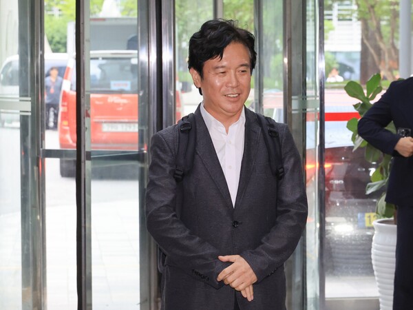 김영훈 고용노동부 장관 후보자가 24일 인사청문회 준비 사무실이 위치한 서울 중구 서울지방고용노동청으로 들어서고 있다. ⓒ연합뉴스