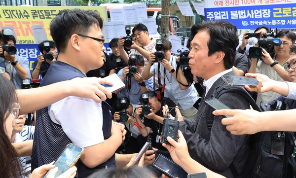 김영훈 고용노동부 장관 후보자가 24일 인사청문회 준비 사무실이 위치한 서울 중구 서울지방고용노동청 앞에서 집회 중이던 민주노총 금속노조 주얼리분회 조합원과 대화하고 있다. ⓒ연합뉴스