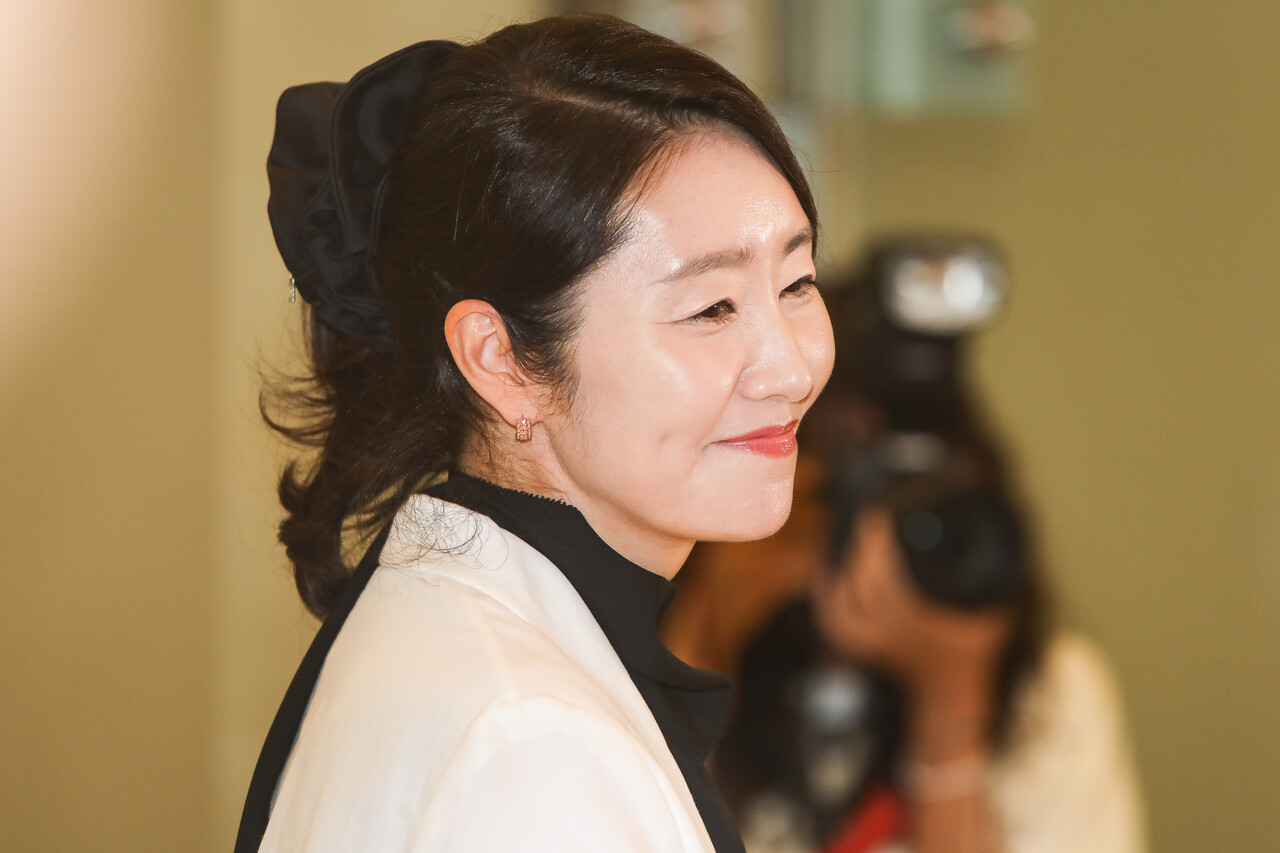 26일 서울 종로구 광화문 인근 이마빌딩 1층에서 강선우 여성가족부 장관 후보자가 출근에 앞서 연 기자회견에서 기자의 질문을 들으며 미소를 짓고 있다. ⓒ손상민 사진기자