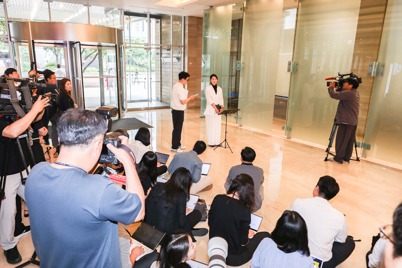 26일 서울 종로구 광화문 인근 이마빌딩 1층에서 강선우 여성가족부 장관 후보자가 출근에 앞서 연 기자회견에서 발언을 하고 있다. ⓒ손상민 사진기자