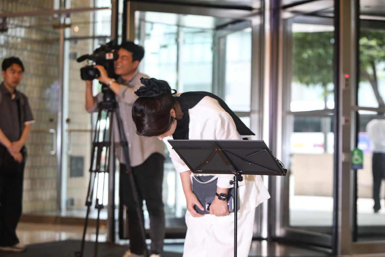 26일 서울 종로구 광화문 인근 이마빌딩 1층에서 강선우 여성가족부 장관 후보자가 출근에 앞서 연 기자회견에서 전날 발생한 부산 화재사고를 언급하며 고개를 숙이고 있다. ⓒ손상민 사진기자