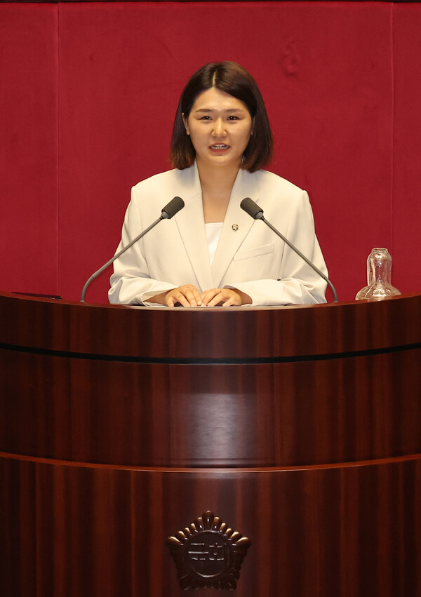비례대표 의원직을 승계해 22대 국회 최연소 의원이 된 손솔 진보당 의원이 27일 국회 본회의에서 선서 후 발언하고 있다. ⓒ연합뉴스
