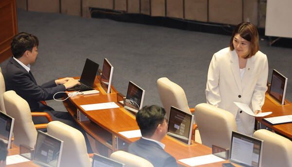 비례대표 의원직을 승계해 22대 국회 최연소 의원이 된 손솔 진보당 의원이 27일 국회 본회의에서 이준석 개혁신당 의원 징계 촉구 발언을 마친 뒤 자리로 향하고 있다. 왼편에 이 의원이 앉아 있다.  ⓒ연합뉴스
