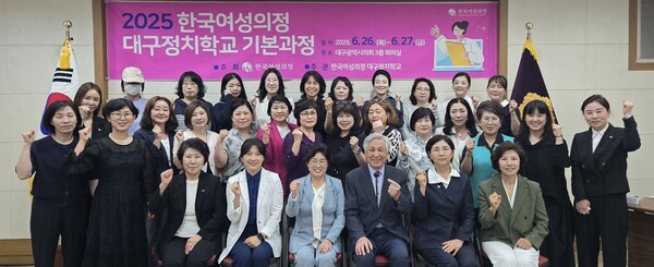 27일 ‘정치철학의 필요성’을 주제로 한 신득렬 파이데이아 원장이 강의를 마치고 수강생들과 사진을 찍고 있다.이날 신 원장은 “정치철학은 단순히 이론에 머무르지 않고 현실 정치에 깊이 영향을 미치는 중요한 역할을 한다"며 "열린 마음으로 다양한 의견을 수용하고 자신의 신념을 끊임없이 검증하고 발전시키는 태도가 필요하다”고 강조했다. ⓒ권은주 기자