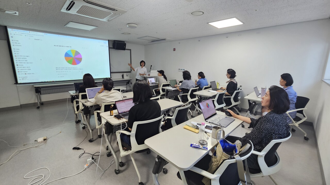 여성신문이 지난 28일 서울 서초여성가족플라자 서초센터에서 챗GPT 실전특강 ‘AI 시대, 초보는 쉽게, 전문가는 탄탄하게 ChatGPT 특강’을 진행했다. ⓒ여성신문