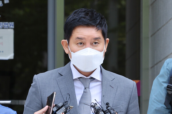 '라임자산운용(라임) 사태'의 핵심 인물 김봉현 전 스타모빌리티 회장이 20일 오후 서울 양천구 서울남부지방법원에서 추가 혐의 관련 영장실질심사를 마치고 법정을 나오고 있다 ⓒ연합뉴스