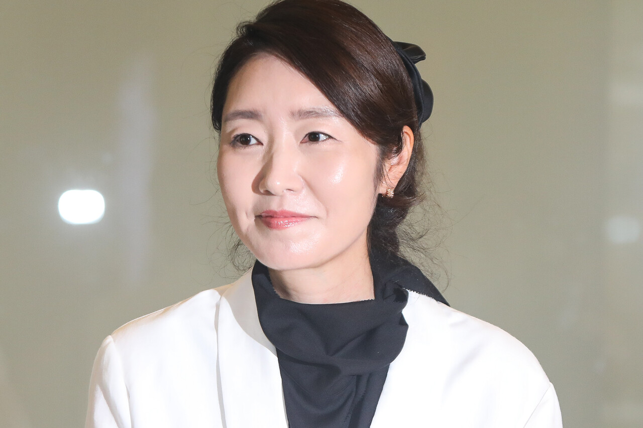 지난 6월 26일 서울 종로구 광화문 인근 이마빌딩 1층에서 강선우 여성가족부 장관 후보자가 출근에 앞서 연 기자회견에서 기자의 질문을 들으며 미소를 짓고 있다. 이날 강 후보자는 "태어나면서 주어진 것들로 인해서 차별 또는 역차별을 받지 않고 입체적으로 경도되지 않은 시선으로 살피겠다"고 했다. ⓒ손상민 사진기자