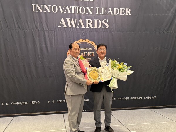 제주특별자치도의회 하성용 의원(오른쪽) ‘제32회 혁신리더 대상’ 의정발전공헌 부문에서 의정대상을 수상했다. ⓒ제주도의회