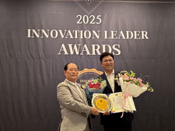 제주특별자치도의회 현지홍 의원(오른쪽) ‘제32회 혁신리더 대상’ 의정발전공헌 부문에서 의정대상을 수상했다. ⓒ제주도의회