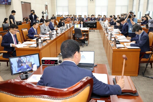 신정훈 국회 행정안전위원장이 30일 서울 여의도 국회에서 전체회의를 개의하며 의사봉을 두드리고 있는 모습. ⓒ연합뉴스