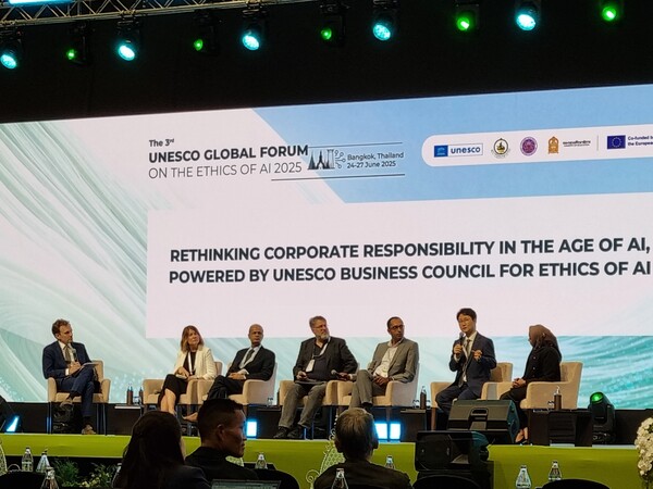 26일(현지시간) 태국 방콕에서 열린 포럼에서 김명신 LG AI연구원 정책수석(오른쪽 두번째)이 글로벌 AI 거버넌스를 위한 민간 부문의 협력에 관해 논의했다.  ⓒLG