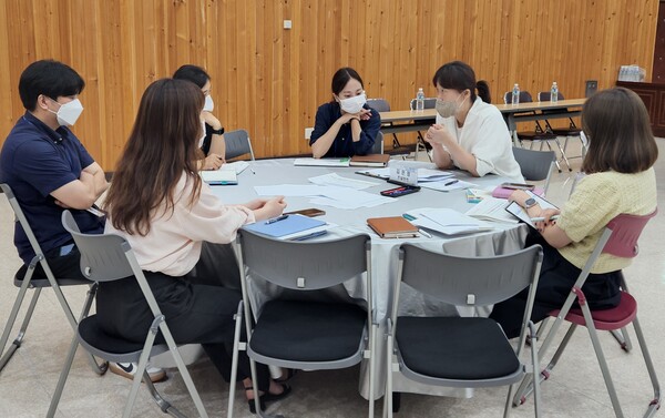 성별영향평가 전문 컨설턴트가 과제 담당 공무원들을 대상으로 대면 컨설팅을 실시하고 있다. ⓒ제주여성가족연구원