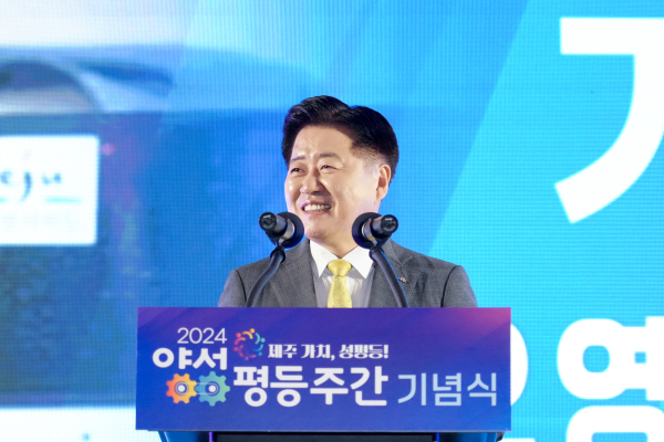 제주특별자치도가 추진하는 성별영향평가 정책개선 권고안 이행률은 80.4%로, 2023년 46.2%에서 대폭 상승했다. 2024년 양성평등주간 기념식에 참여한 오영훈 제주도지사 모습. ⓒ제주도