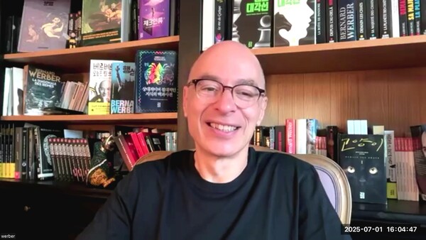 베르나르 베르베르가 1일 열린 ‘제8회 힉엣눙크! 뮤직페스티벌’ 기자간담회에서 발언하고 있다. ⓒ세종솔로이스츠 제공