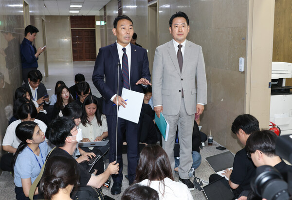 국회 법제사법위원회 여야 간사인 더불어민주당 김용민 의원(왼쪽)과 국민의힘 장동혁 의원이 2일 서울 여의도 국회에서 상법개정안 처리에 합의한 뒤 취재진에게 합의 내용을 설명하는 모습. ⓒ연합뉴스