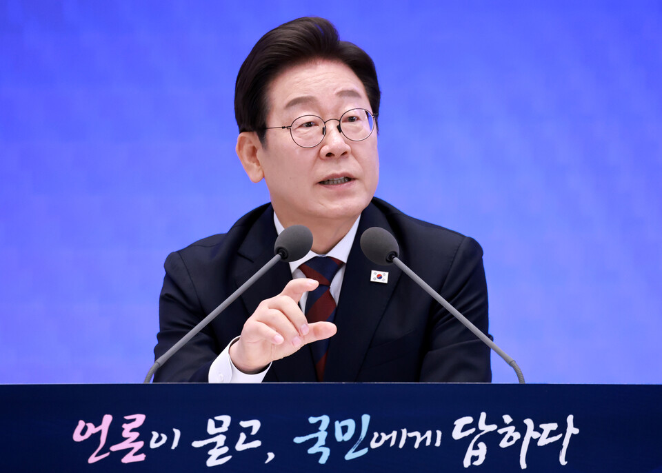 이재명 대통령이 3일 청와대 영빈관에서 열린 '대통령의 30일, 언론이 묻고 국민에게 답하다' 기자회견에서 기자들의 질문에 답하고 있다.  ⓒ연합뉴스