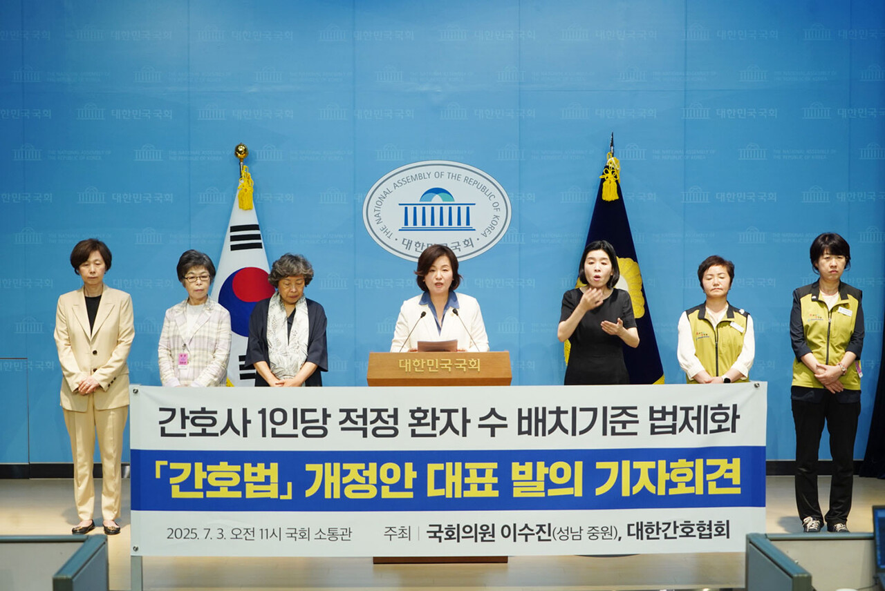 3일 서울 국회 소통관에서 간호사 1인당 적정 환자수 배치기준 법제화 촉구 기자회견이 열렸다. ⓒ대한간호협회