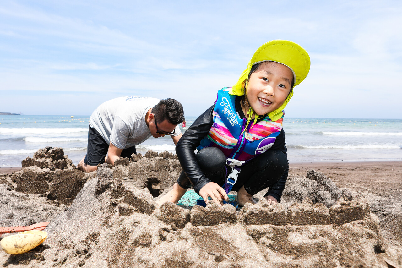 4일, 제주시 삼양검은모래해변에서 한 아이와 아버지가 검은 모래로 모래성을 쌓으며 놀고 있다. ⓒ손상민 사진기자