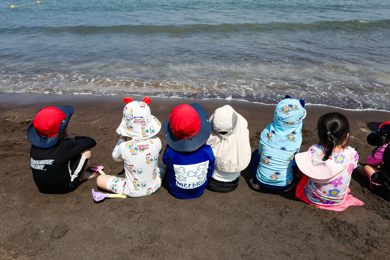 4일, 제주시 삼양검은모래해변에서 아이들이 바다에 들어가기 전 바다를 바라보고 있다. ⓒ손상민 사진기자