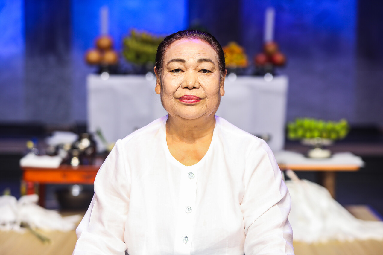 4일 제주시 건입동 칠머리당영등굿 전수관 공연장에서 제주칠머리당영등굿보존회 주최로 열린 ‘사라봉 굿나잇–제주칠머리당영등굿 요왕맞이’ 공연 전, 이용옥 보존회장이 촬영을 위해 앉아 있다. ⓒ손상민 사진기자