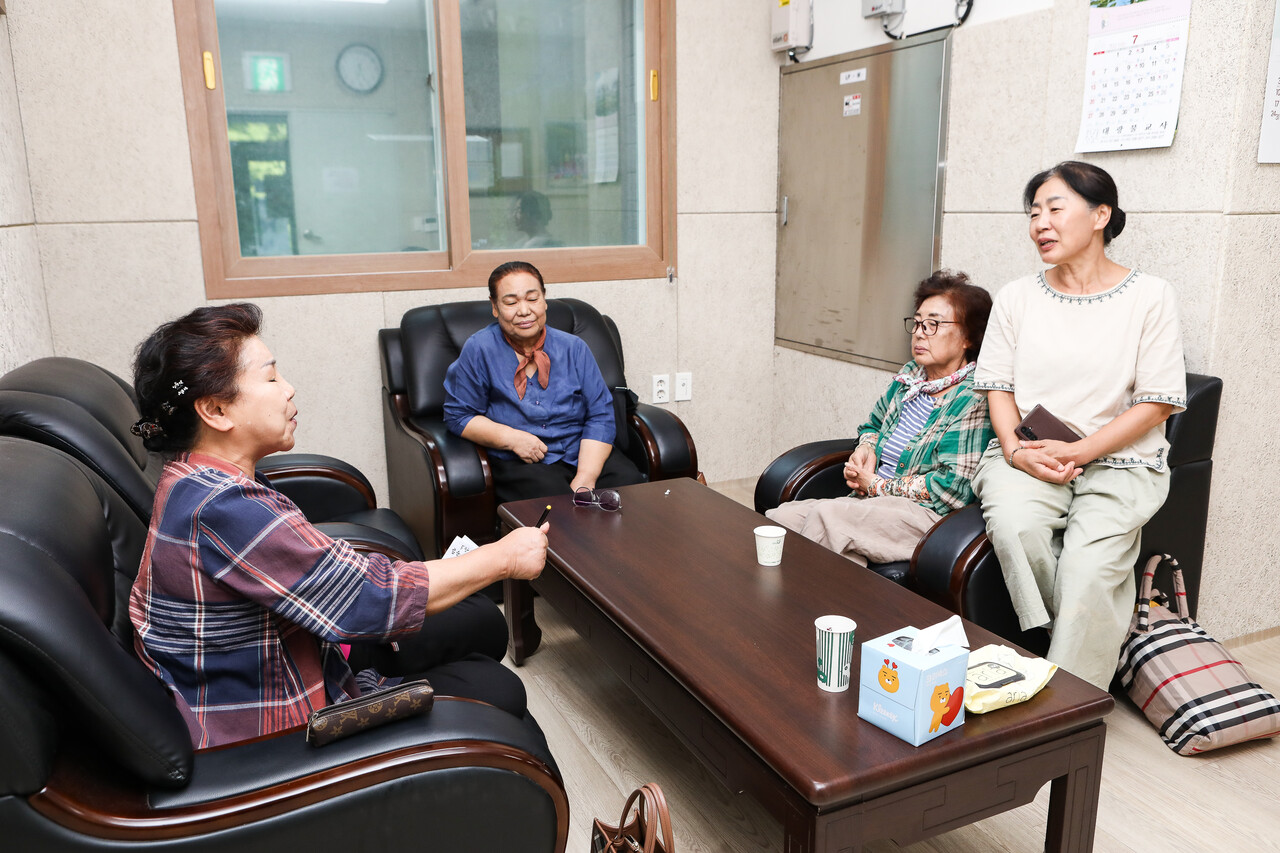 4일 제주시 건입동 칠머리당영등굿 전수관 공연장에서 제주칠머리당영등굿보존회 주최로 열린 ‘사라봉 굿나잇–제주칠머리당영등굿 요왕맞이’ 공연 전, 이용옥 보존회장(왼쪽에서 두번째)과 보존회 소속 심방들이 앉아서 이야기를 나누고 있다. ⓒ손상민 사진기자