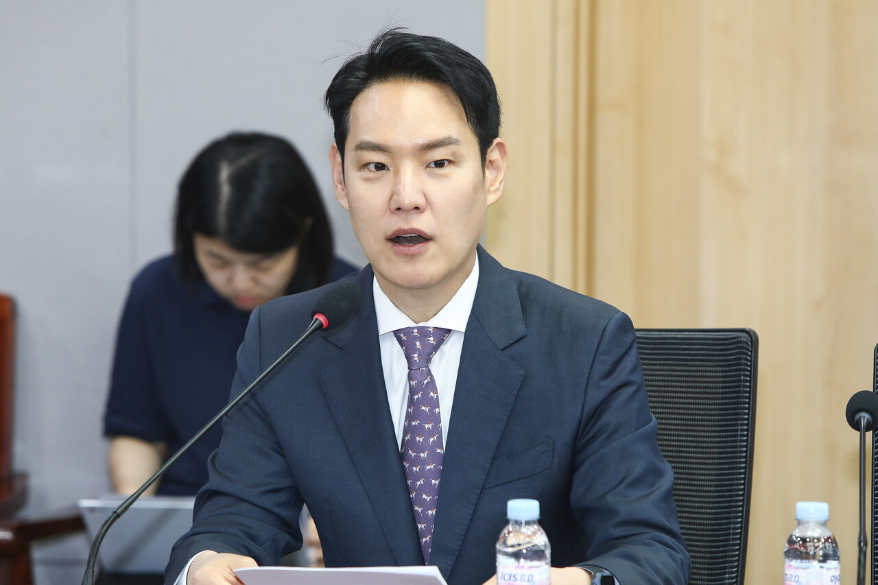 김한규 더불어민주당 의원이 지난 6월 17일 서울 영등포구 국회의사당 국회의원회관 제1세미나실에서 열린 ‘여성가족부 확대 개편 방안 토론회’에서 발언하고 있다. ⓒ손상민 사진기자 