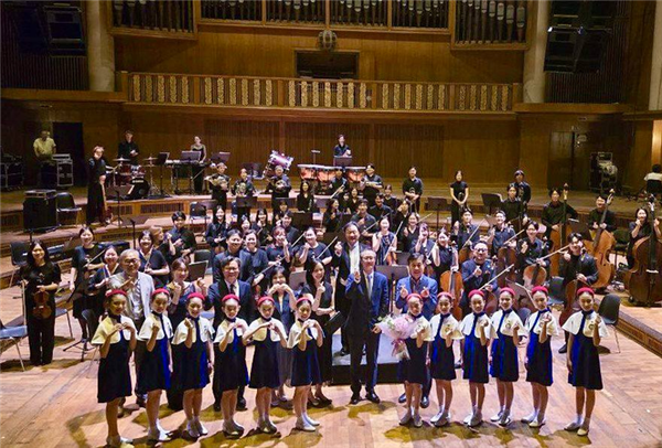 2일 독일 베를린에서 라디오방송국홀에서 열린 ‘빛의 울림 K-클래식 콘서트’ 현장. 전성수 서초구청장(둘째 줄 우측 첫 번째)이 서초교향악단과 함께 기념사진을 찍고 있다. ⓒ서초구 제공